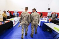 Các quân nhân Mỹ tham dự một hội chợ nghề nghiệp và đào tạo nghề tại Colorado. Ảnh: Reuters