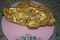 Người đàn ông may mắn nhặt được khối vàng 4,1 kg dưới đất