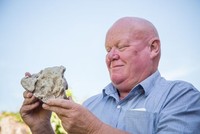 Alan và "hòn đá" được cho là long diên hương