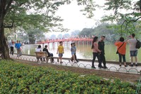 Người dân thủ đô và du khách sẽ có thêm nhiều lựa chọn cho các hoạt động vui chơi, giải trí vào 3 ngày cuối tuần tại không gian đi bộ Hồ Gươm. Ảnh: Ngọc Thành
