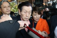 Hình ảnh người sáng lập ra tâp đoàn Lotte Shin Kyuk-ho xuất hiện khi rời Lotte Hotel để đến bệnh viện mùa hè vừa qua