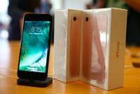 iPhone 7 có cấu hình như iPhone 7 Plus nhưng màn nhỏ hơn và không có camera kép.
