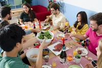 VizEat không chỉ cung cấp sự trải nghiệm về ẩm thực, mà còn cả trải nghiệp văn hóa, sự giao tiếp xã hội giữa người chủ nhà và khsach du lịch - Ảnh: VizEat