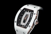 Chiếc RM 07-01 với phần vỏ từ ceramic trắng cùng dây cao su ton-sur-ton