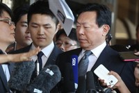 Chủ tịch Lotte cúi đầu xin lỗi công chúng