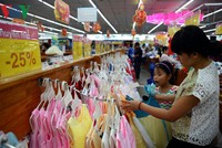 Nhiều siêu thị thời trang tung ra các gói giảm giá hấp dẫn nhằm thu hút khách hàng dịp cuối năm.