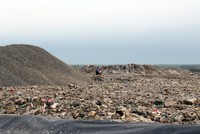 Khu chôn lấp rác và chứa nước thải của bãi rác Đa Phước phát sinh mùi hôi. Ảnh: Hữu Nguyên