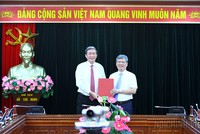 Đồng chí Đinh Thế Huynh trao Quyết định cho đồng chí Nguyễn Văn Thông. Ảnh Noichinh.vn