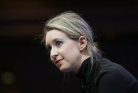 Chỉ hơn một năm trước, Theranos tự hào có được chứng nhận của Cơ quan Dược phẩm và Thực phẩm Mỹ (FDA) về khả năng phát hiện bệnh lậu chỉ với vài giọt máu lấy tại đầu ngón tay bệnh nhân. Đến tháng 7/2016, Holmes bị giới chức Mỹ cấm sở hữu hoặc điều hành mộ