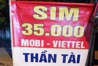 Một quầy hàng bán sim sinh viên công khai trên đường Trường Chinh.