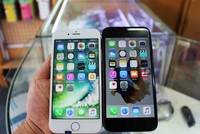 Rất khó phân biệt iPhone 7 hàng nhái (bên trái) và hàng thật.