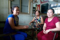 Chị Nguyễn Thị Ánh Đào (áo xanh) được hàng xóm đến chúc mừng.