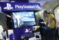 Trải nghiệm thực tế ảo bằng kính PlayStation VR tại Sony Show 2016. Ảnh: Bảo Nam.
