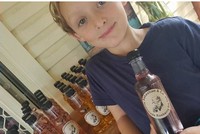 Cậu bé Sebastian Lucas đã tiết kiệm tiền bán nước chanh suốt 3 năm để tự mua cho mình chú ngựa yêu thích.