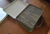 Vợ chồng trẻ bất ngờ tìm được hộp sắt cũ chứa 1 tỷ đồng