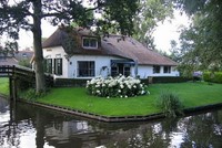 Ngôi làng 700 năm không sửa đường, đến nhà hàng xóm phải chèo thuyền