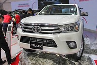 Toyota Hilux 2016 giá từ 697 triệu, quyết đấu Ford Ranger
