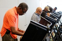 Cử tri bầu cử sớm ở thư viện Beatties Ford ở TP Charlotte, bang Bắc Carolina. Ảnh: Reuters