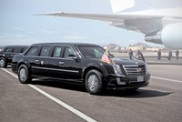 Xe limousine phiên bản 2017 dành cho tân tổng thống Mỹ dự kiến vay mượn các chi tiết thiết kế từ mẫu Escalade. Ảnh xe theo hình dung của Autoweek.