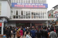 Xếp hàng mua vắc xin cho con đã và đang phổ biến ở Việt Nam (ảnh minh họa)