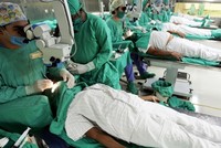 Bác sĩ phẫu thuật cho các bệnh nhân ở Viện Mắt Cuba tại thủ đô Havana. Ảnh: AP