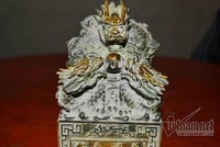 Mặt trước cổ vật ghi dòng chữ Hán tạm dịch là “Cửu Long Kim Tỷ”