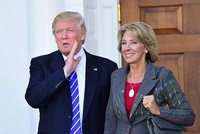 Tổng thống đắc cử Mỹ Donald Trump và Bộ trưởng Giáo dục tương lai, tỷ phú Betsy DeVos. Ảnh: SIPA