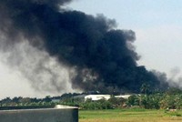 Khói đen bốc cao cả trăm mét tại khu công nghiệp Ngọc Hồi. Ảnh: Otofun