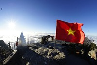 Ngắm đỉnh Phan Si Păng huyền ảo trong mùa đẹp nhất năm