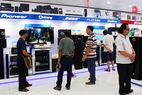 Số lượng người đến xem và mua dàn karaoke, dàn âm thanh gia đình tại các cửa hàng, siêu thị điện máy tại TP HCM tăng dịp cận Tết.