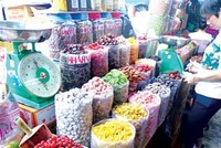 Bánh mứt không nhãn mác, phơi trần giữa chợ Bình Tây, quận 5, TP.HCM. Ảnh: Uyên Phương.