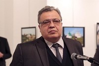 Nhìn lại ảnh đã chụp khoảnh khắc trước khi đại sứ Nga bị ám sát, nhiếp ảnh gia Ozbilici sốc khi phát hiện sát thủ đứng ngay sau lưng đại sứ. Ảnh: AP