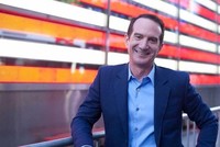 David Bach cho rằng mua nhà là quy tắc làm giàu cơ bản. Ảnh: David Bach