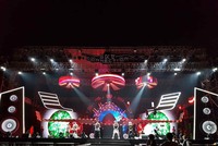 Sân khấu đang hoàn tất những khâu cuối cùng trước đêm diễn.