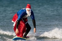 Những bức ảnh hài hước về ông già Noel thời hiện đại