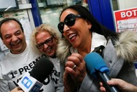 Những người trúng giải nhất vui mừng trước chiến thắng. Ảnh: Reuters