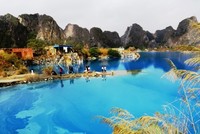 Hồ nước được bao bọc bởi dãy núi đá vôi Trại Sơn.