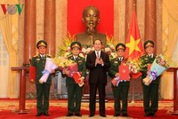 Chủ tịch nước trao quyết định thăng quân hàm cho 4 sĩ quan quân đội