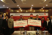 Lần đầu tiên có hai khách hàng cùng lĩnh thưởng giải đặc biệt Jackpot của Vietlott.
