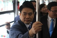 Chủ tịch Hà Nội trực tiếp kiểm tra cách vận hành của buýt nhanh. Ảnh: Văn Chương.