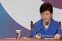 Tổng thống Hàn Quốc Park Geun-hye trong cuộc gặp nội các ngày 9/12/2016. Ảnh: Yonhap