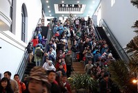 Mưa gió, hàng nghìn du khách vẫn leo Fansipan ngày đầu năm