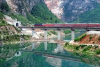 Một đoạn đường sắt ở tỉnh Tứ Xuyên, Trung Quốc nằm trên tuyến đường sắt Á - Âu. Ảnh: Tân Hoa xã.