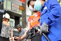 Tăng giá dầu, dừng trích quỹ bình ổn để giữ không tăng giá xăng