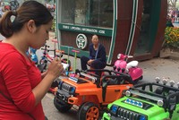 Kiếm tiền triệu mỗi ngày nhờ phố đi bộ Hồ Gươm