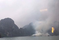 Tàu chở 14 du khách nước ngoài bốc cháy dữ dội trên Vịnh Hạ Long