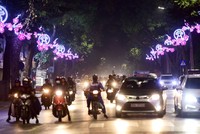 Hà Nội giảm lòe loẹt trong trang trí đường phố