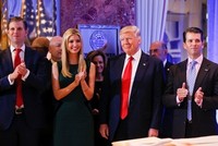 Trump và các con tại buổi họp báo hôm qua. Ảnh: Reuters