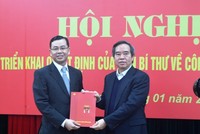 Trưởng Ban Kinh tế Trung ương Nguyễn Văn Bình trao quyết định cho ông Ngô Văn Tuấn. Ảnh VGP/Huy Thắng