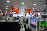 Tại các siêu thị điện máy vùng ven, dù đã triển khai rất nhiều chương trình khuyến mãi nhưng lượng khách đến tham quan mua sắm chưa nhiều.